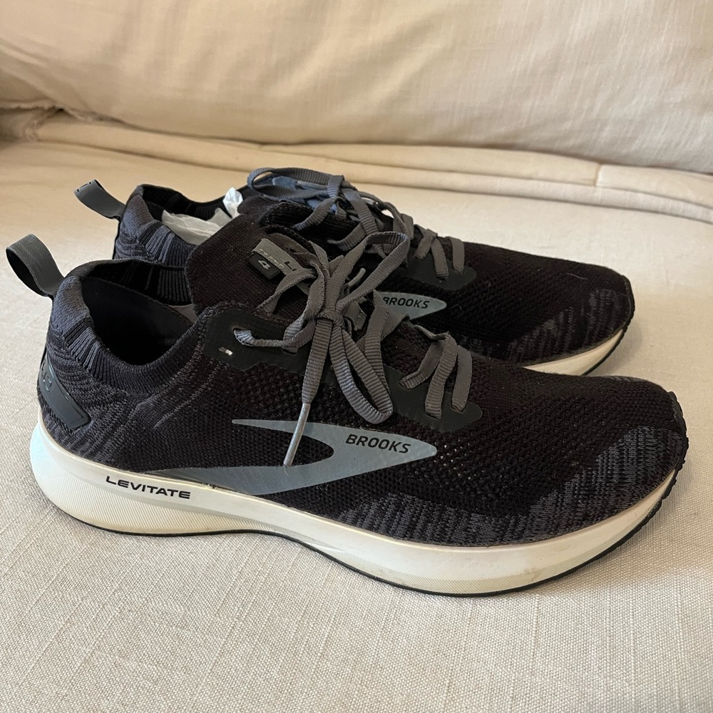 Women’s 11 BROOKS Levitate Cushion Black and Gray Athletic Shoes